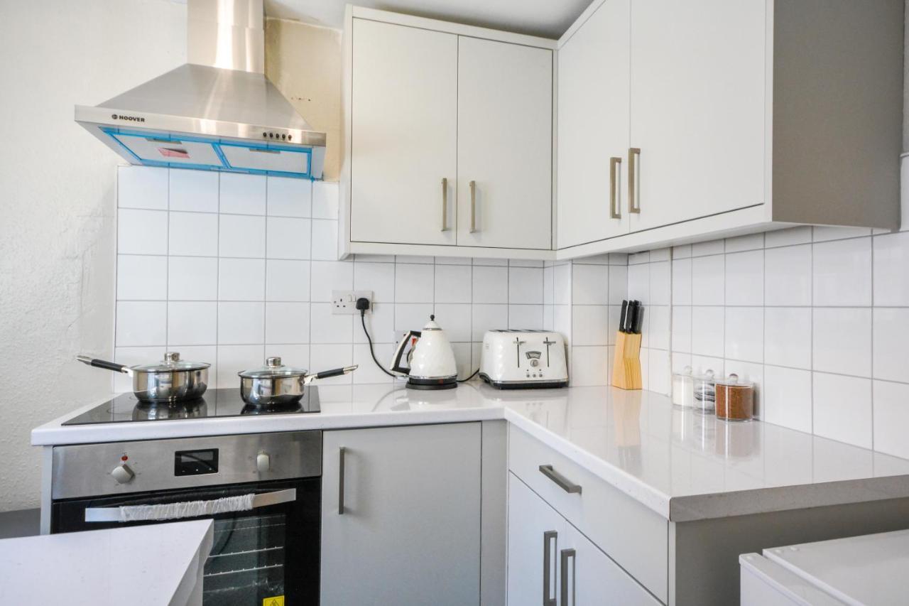 With Alexandra - Free Parking - Free Wifi Superb Location Holiday home *