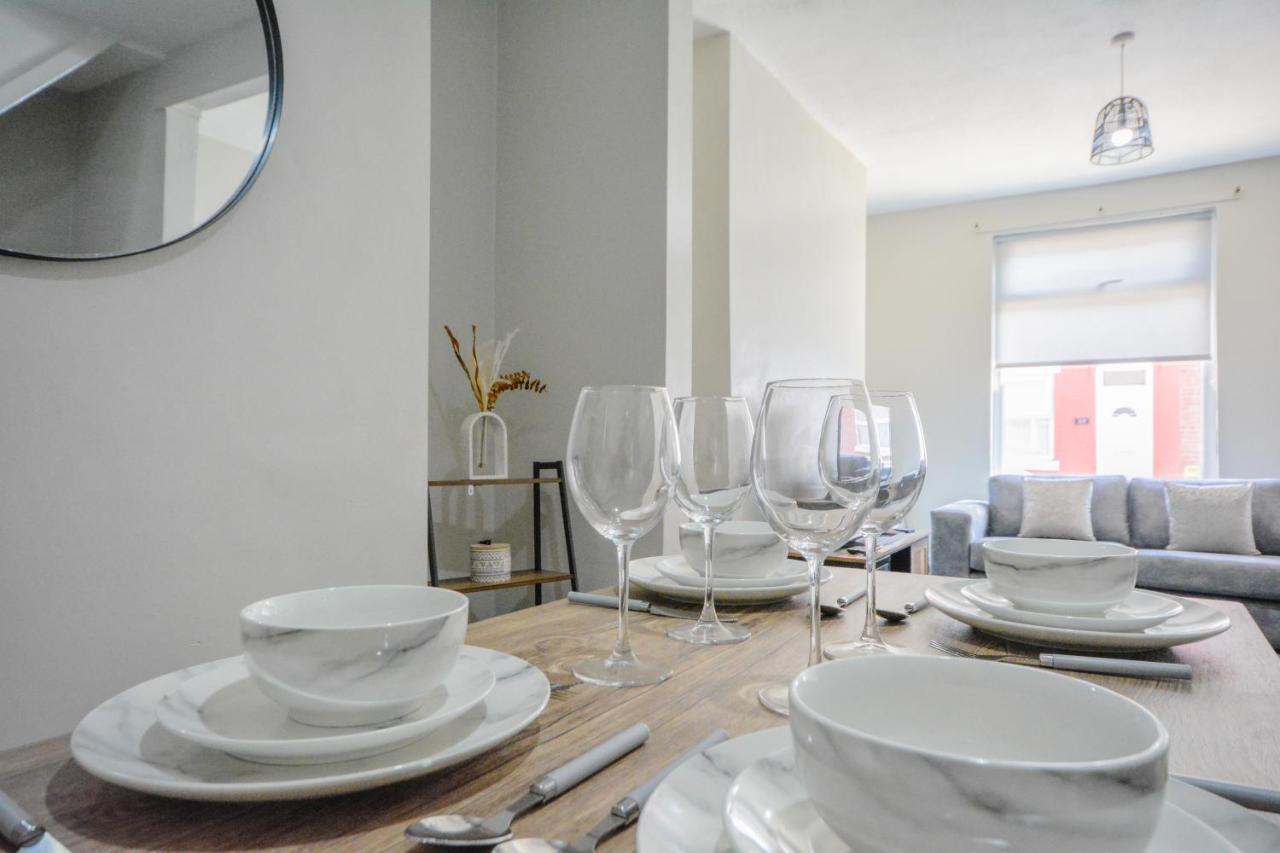 With Alexandra - Free Parking - Free Wifi Superb Location Holiday home *