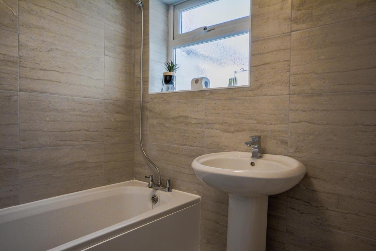 With Alexandra - Free Parking - Free Wifi Superb Location Liverpool