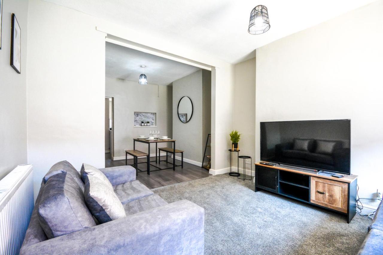 With Alexandra - Free Parking - Free Wifi Superb Location Holiday home
